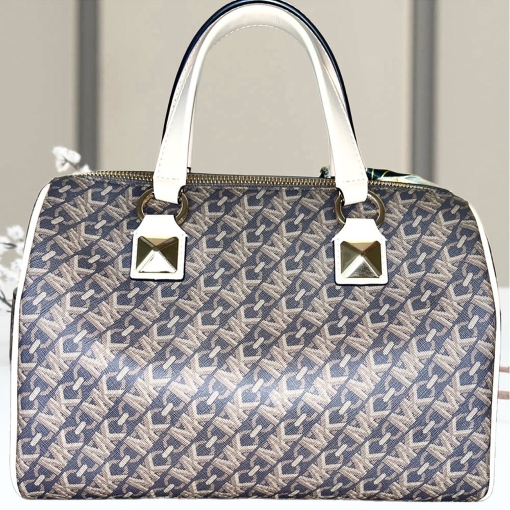 Michael Kors Boston Bag with Signature Style Design and
T-willy - Picture 14 of 16